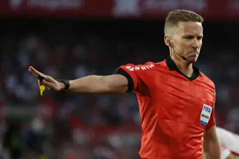 لأول مرة منذ 2019.. هيرنانديز هيرنانديز حكمًا لمباراة برشلونة وريال مدريد